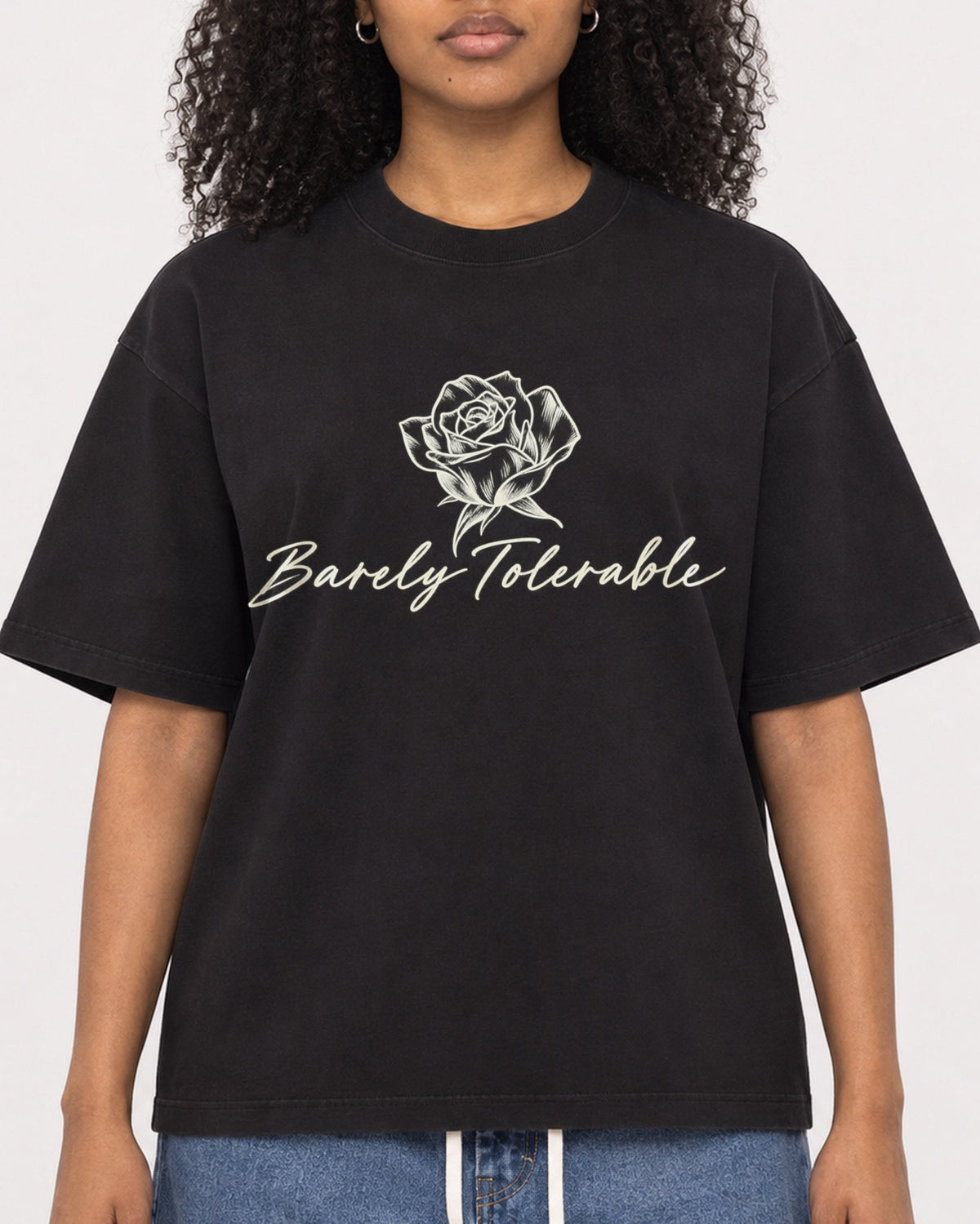 Mockup Boxy Heavyweight Tee Black female close-up 05