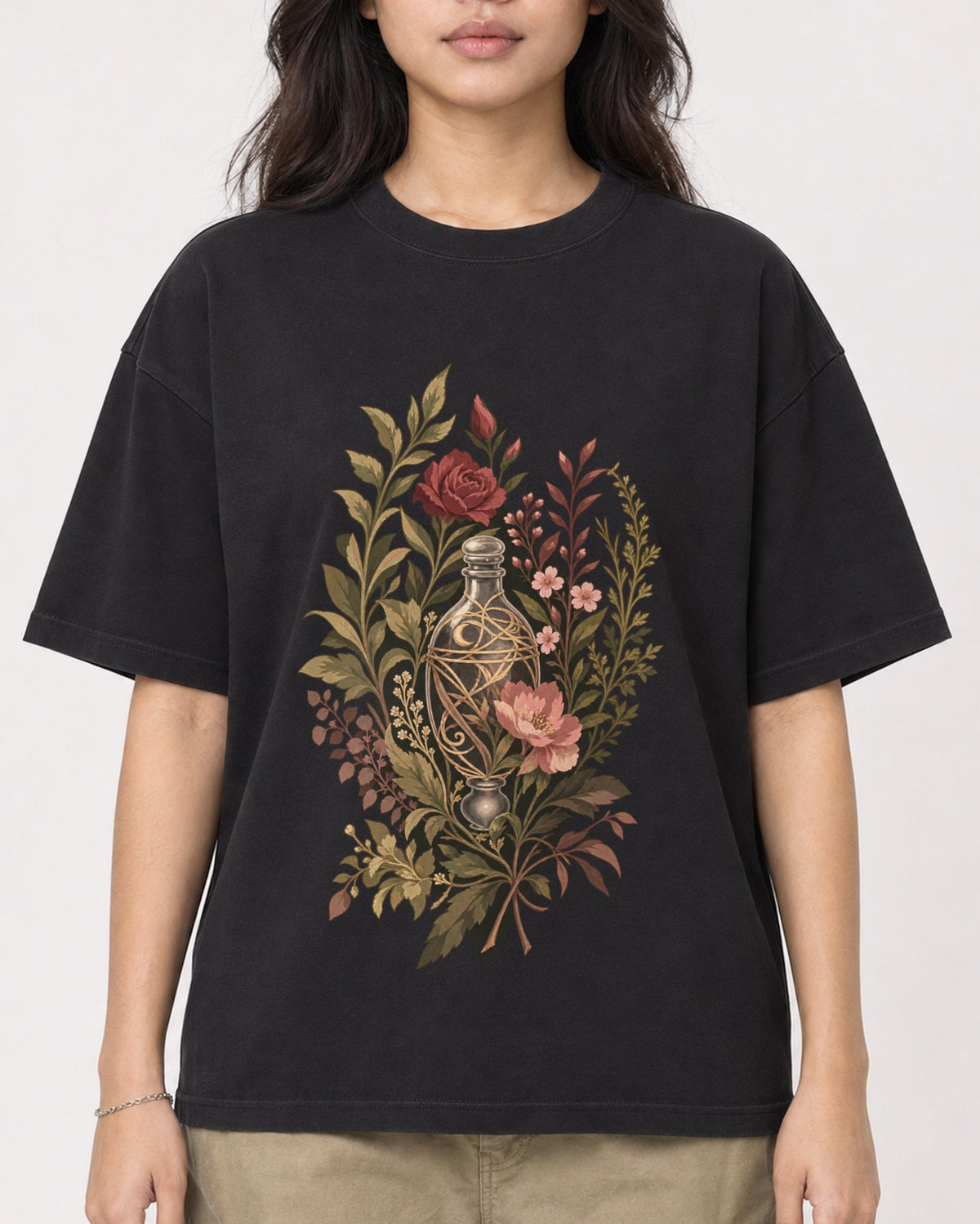 Mockup Boxy Heavyweight Tee Black female close-up 02