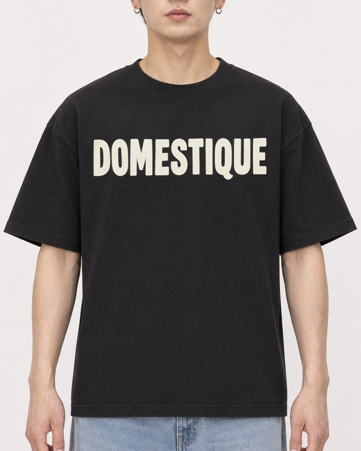 Mockup Boxy Heavyweight Tee Black male close-up 01
