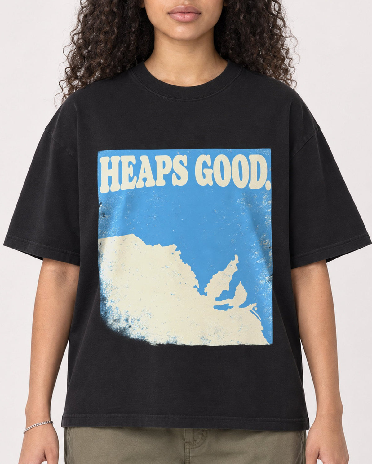 Mockup Boxy Heavyweight Tee Black female close-up 10