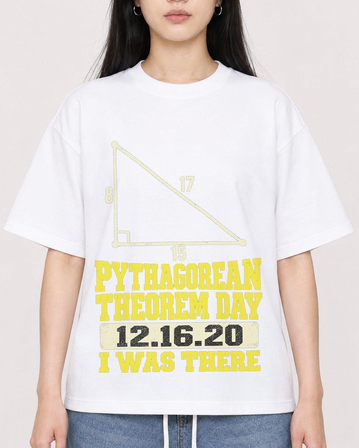 Mockup Boxy Heavyweight Tee White female close-up 01