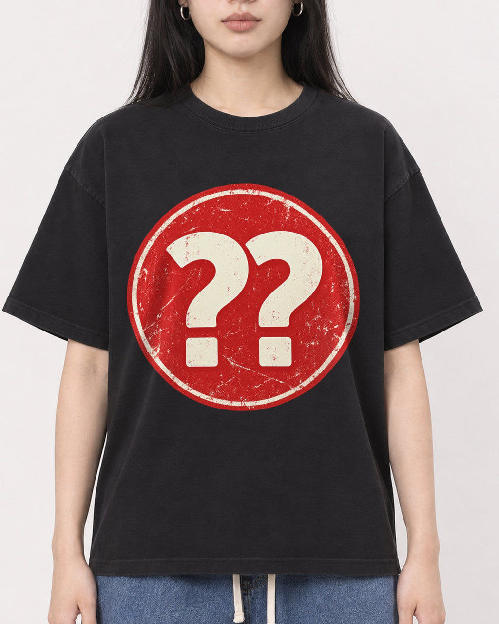 Mockup Boxy Heavyweight Tee Black female close-up 01