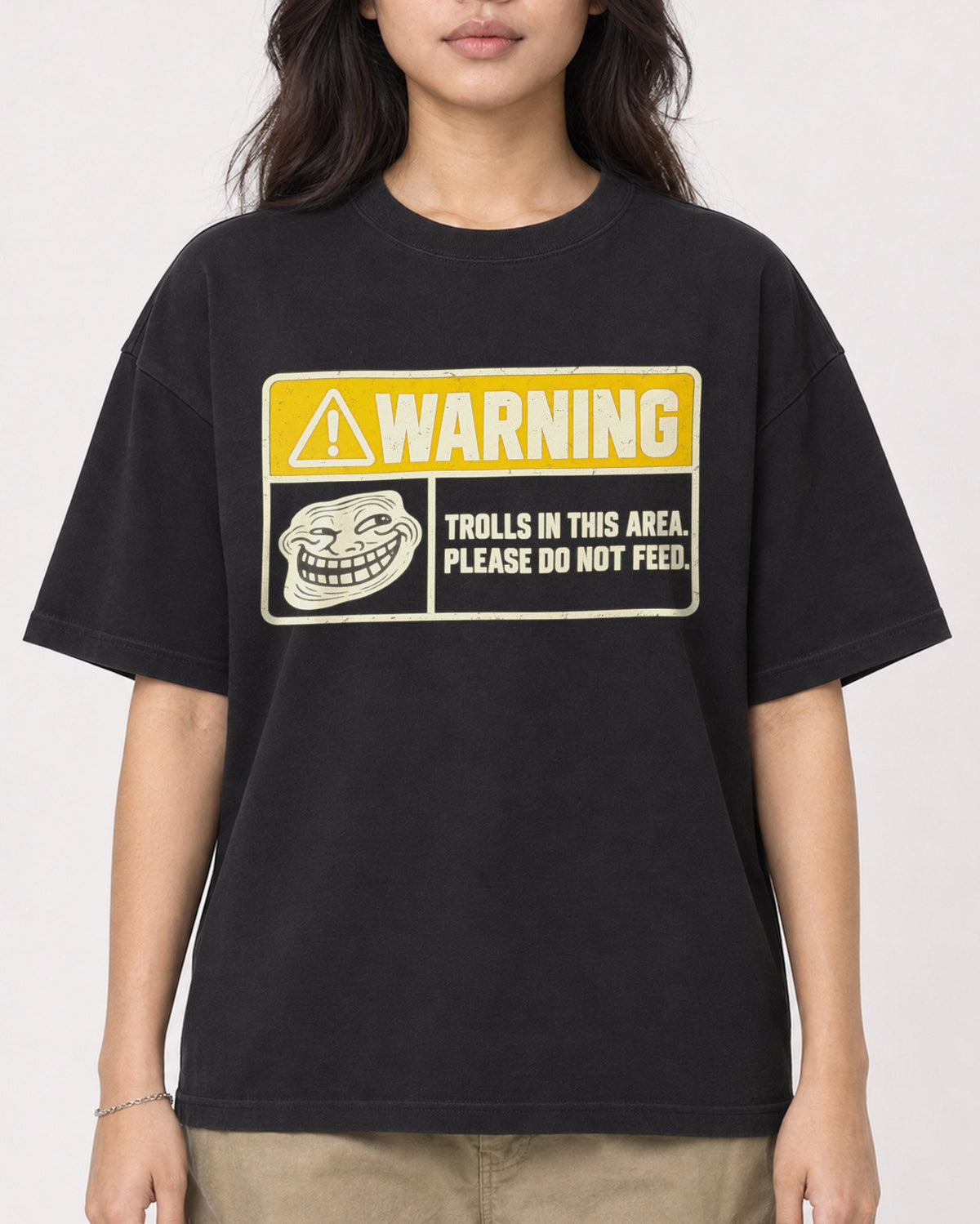 Mockup Boxy Heavyweight Tee Black female close-up 02