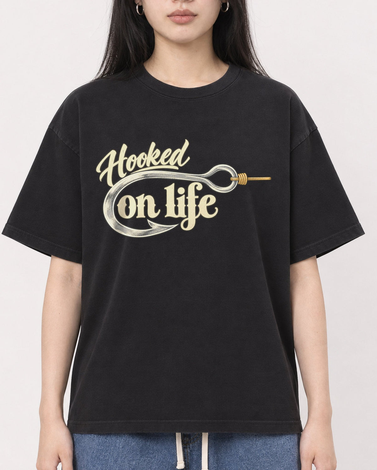 Mockup Boxy Heavyweight Tee Black female close-up 01