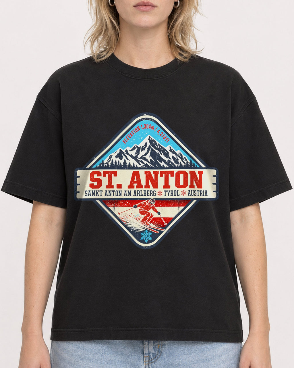 Mockup Boxy Heavyweight Tee Black female close-up 19