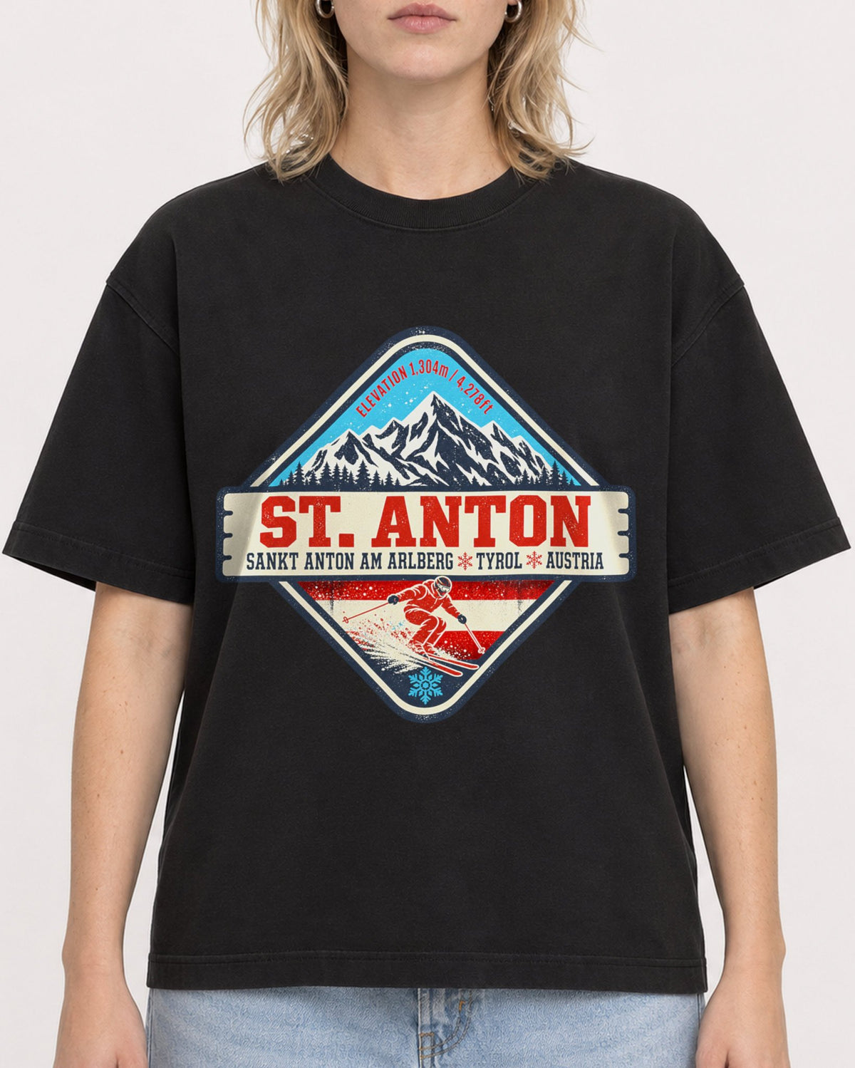Mockup Boxy Heavyweight Tee Black female close-up 19