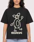 Mockup Boxy Heavyweight Tee Black female close-up 07