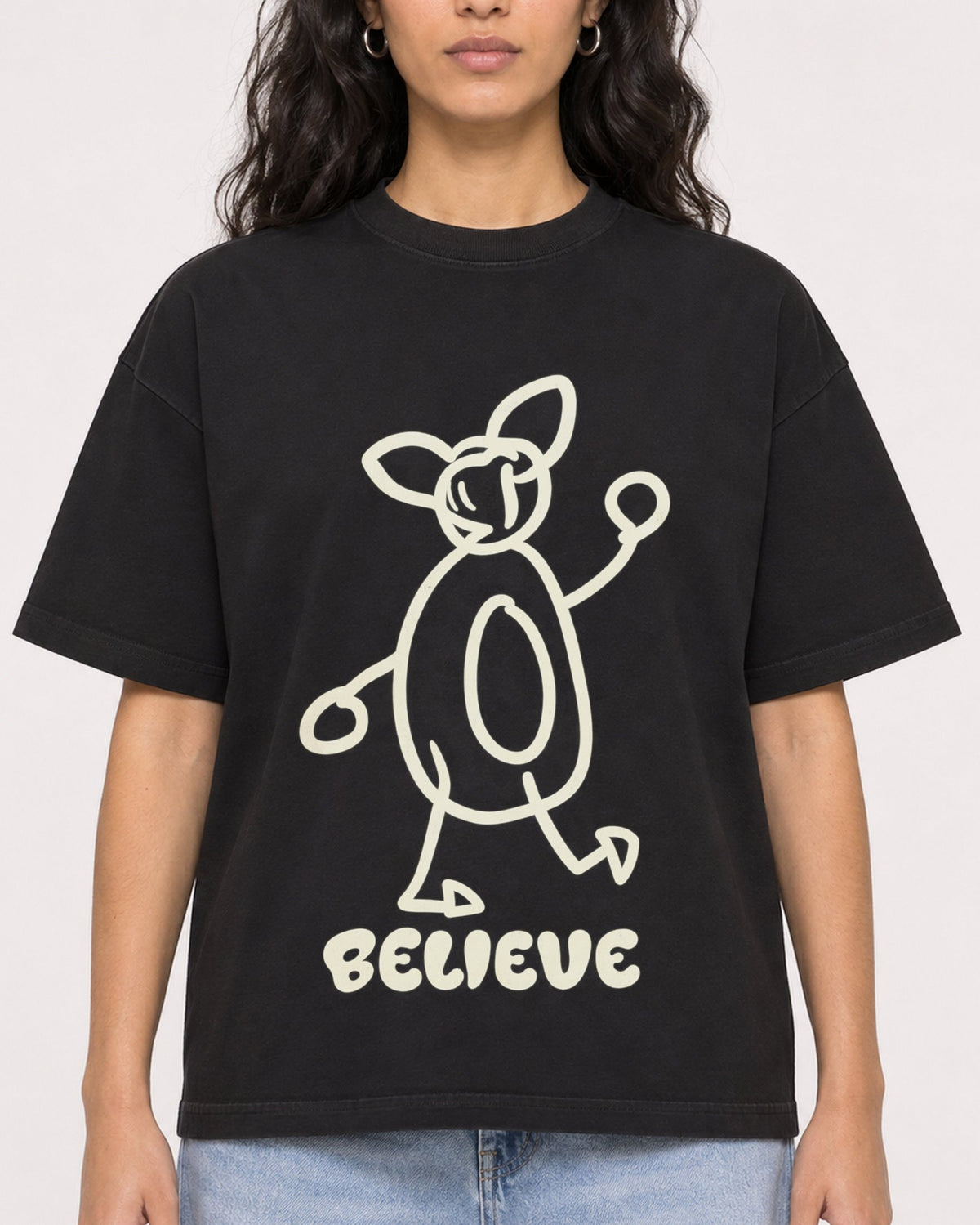 Mockup Boxy Heavyweight Tee Black female close-up 07