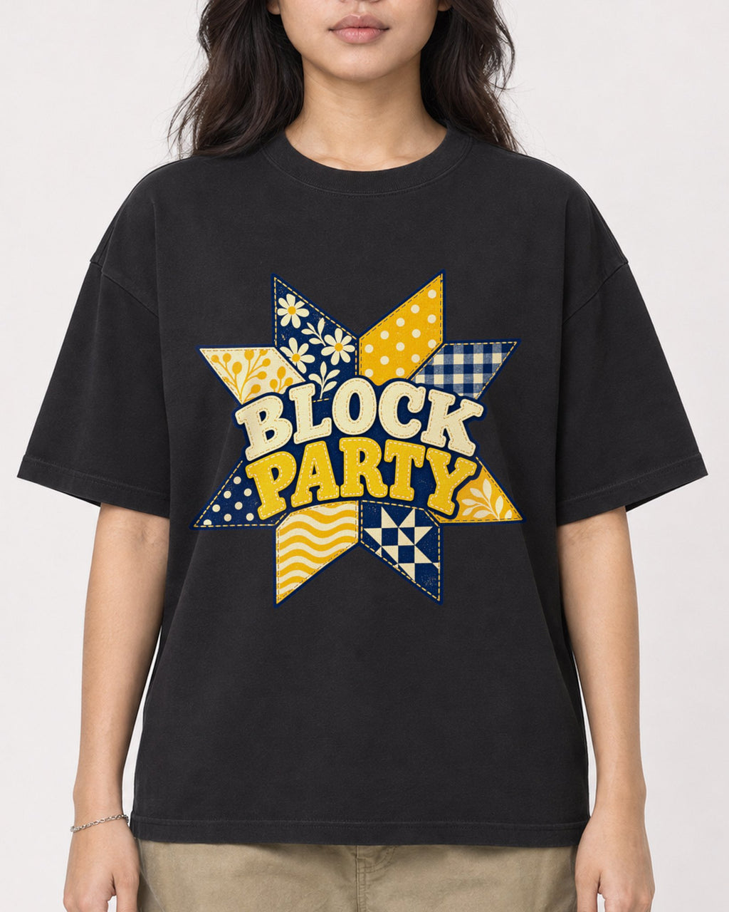 Mockup Boxy Heavyweight Tee Black female close-up 02