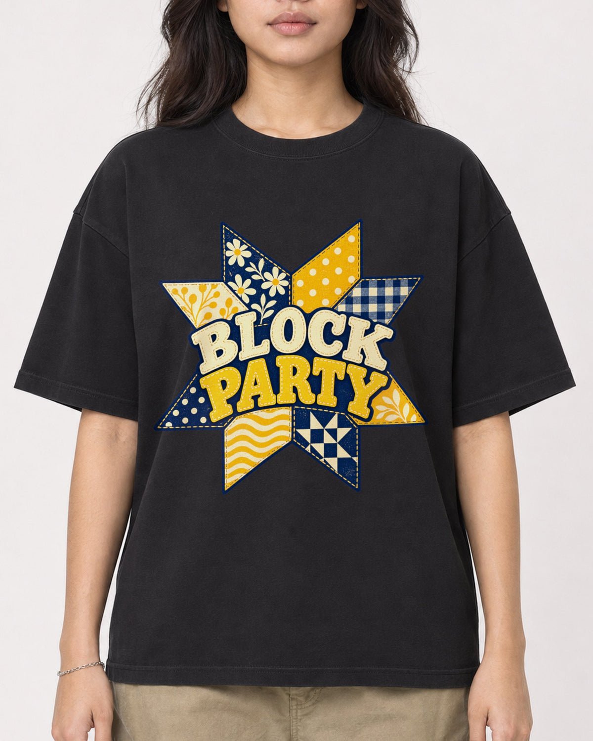Mockup Boxy Heavyweight Tee Black female close-up 02