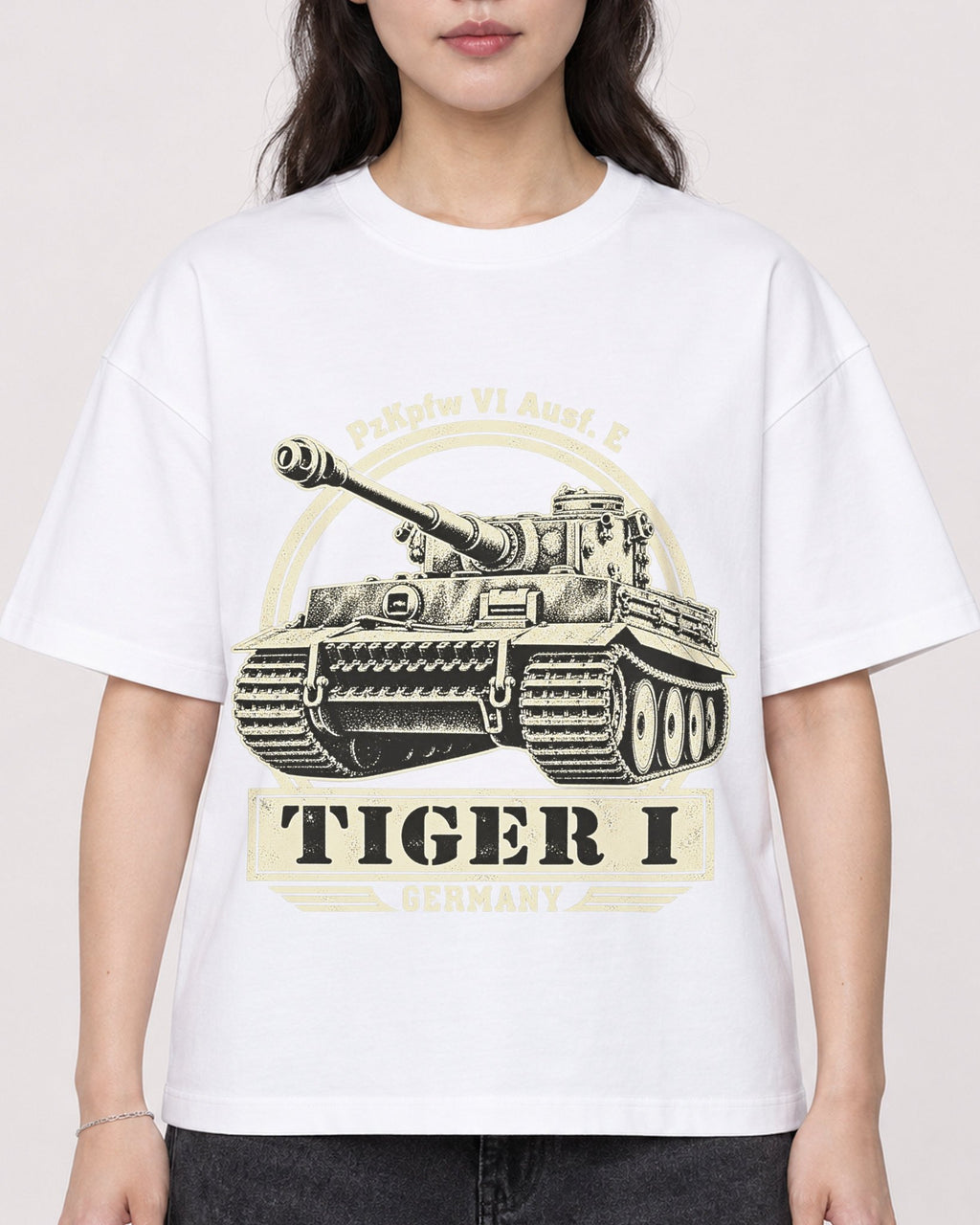 Mockup Boxy Heavyweight Tee White female close-up 03