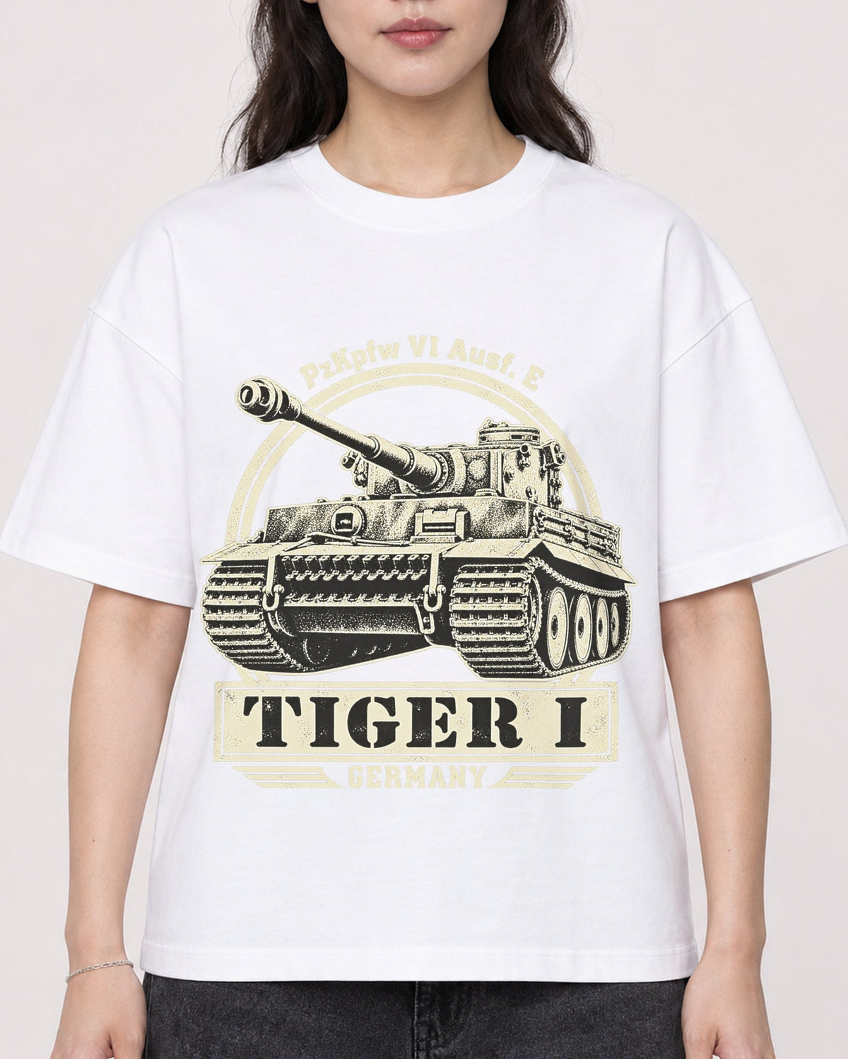 Mockup Boxy Heavyweight Tee White female close-up 03