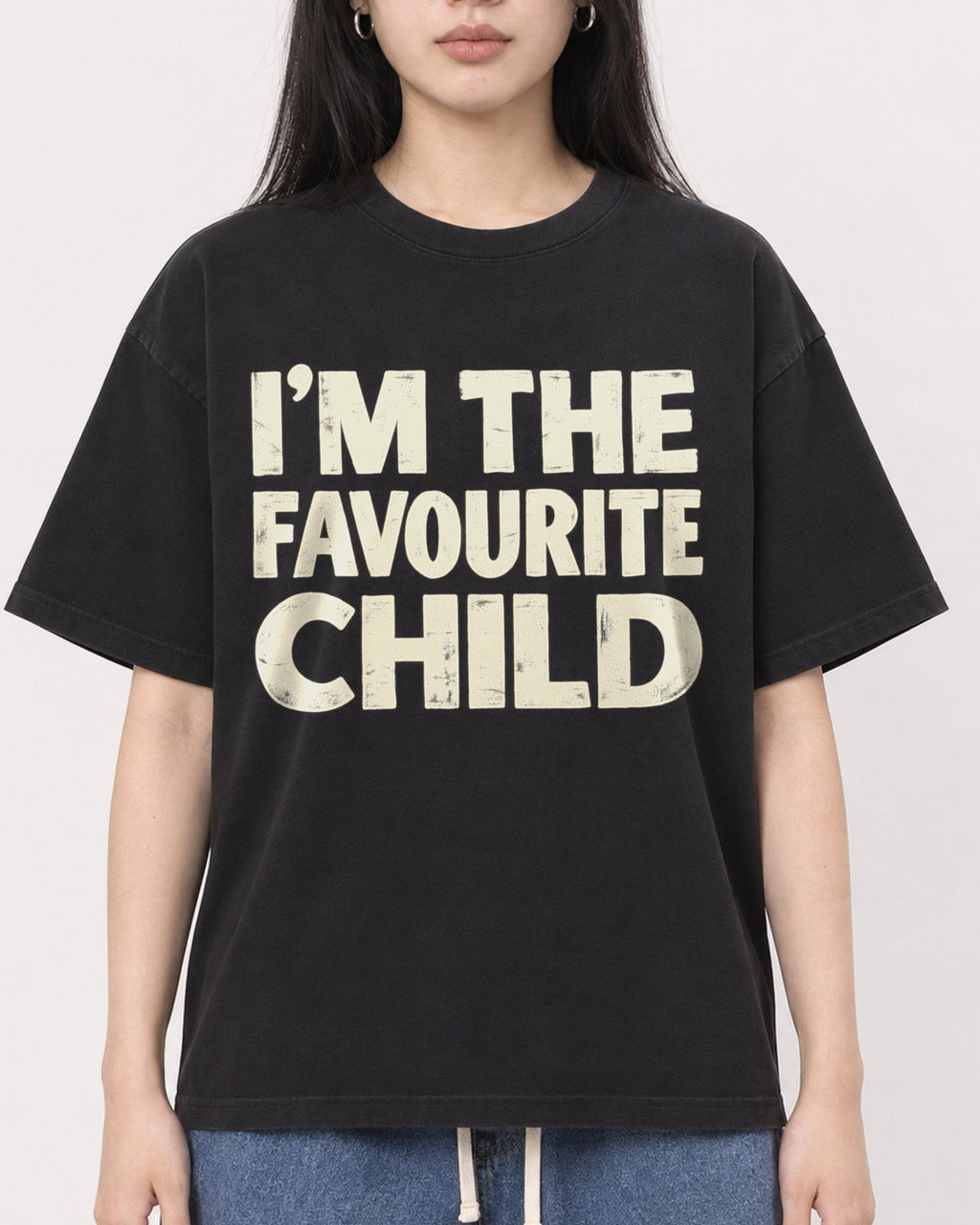 Mockup Boxy Heavyweight Tee Black female close-up 01
