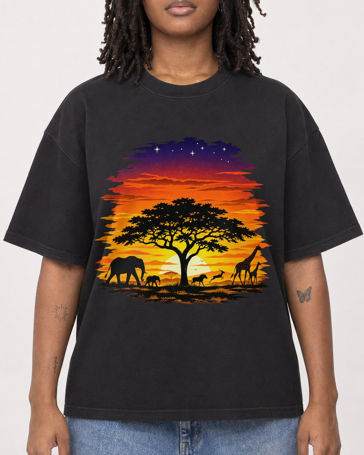 Mockup Boxy Heavyweight Tee Black female close-up 24