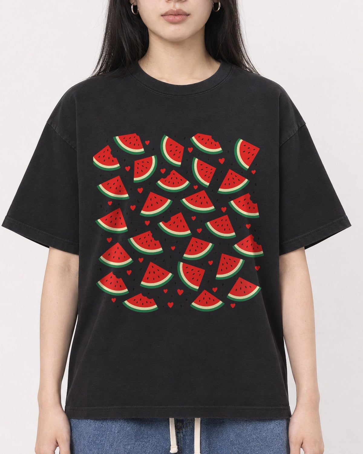 Mockup Boxy Heavyweight Tee Black female close-up 01