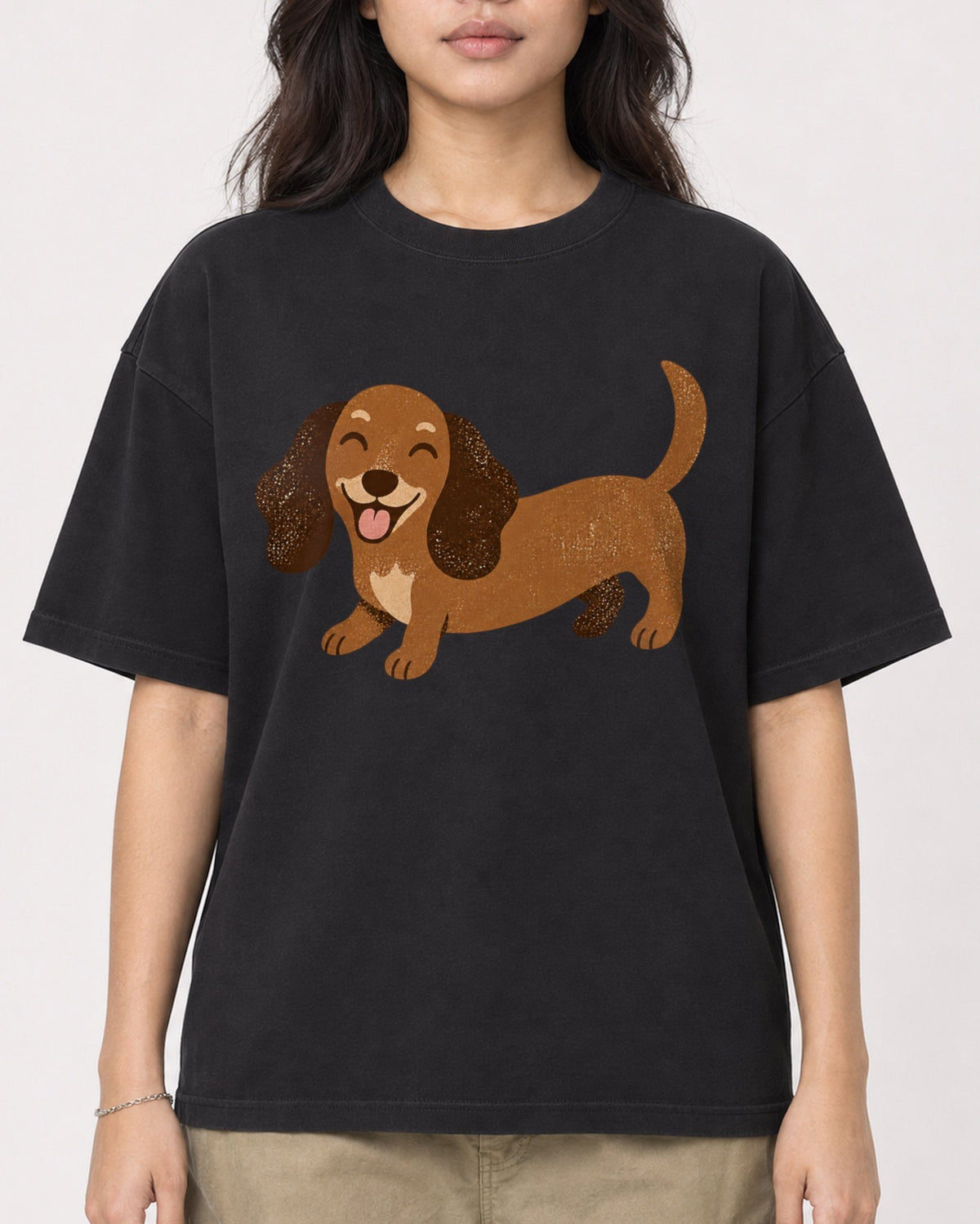Mockup Boxy Heavyweight Tee Black female close-up 02