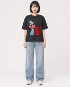 Mockup Boxy Heavyweight Tee Black female full-body 11