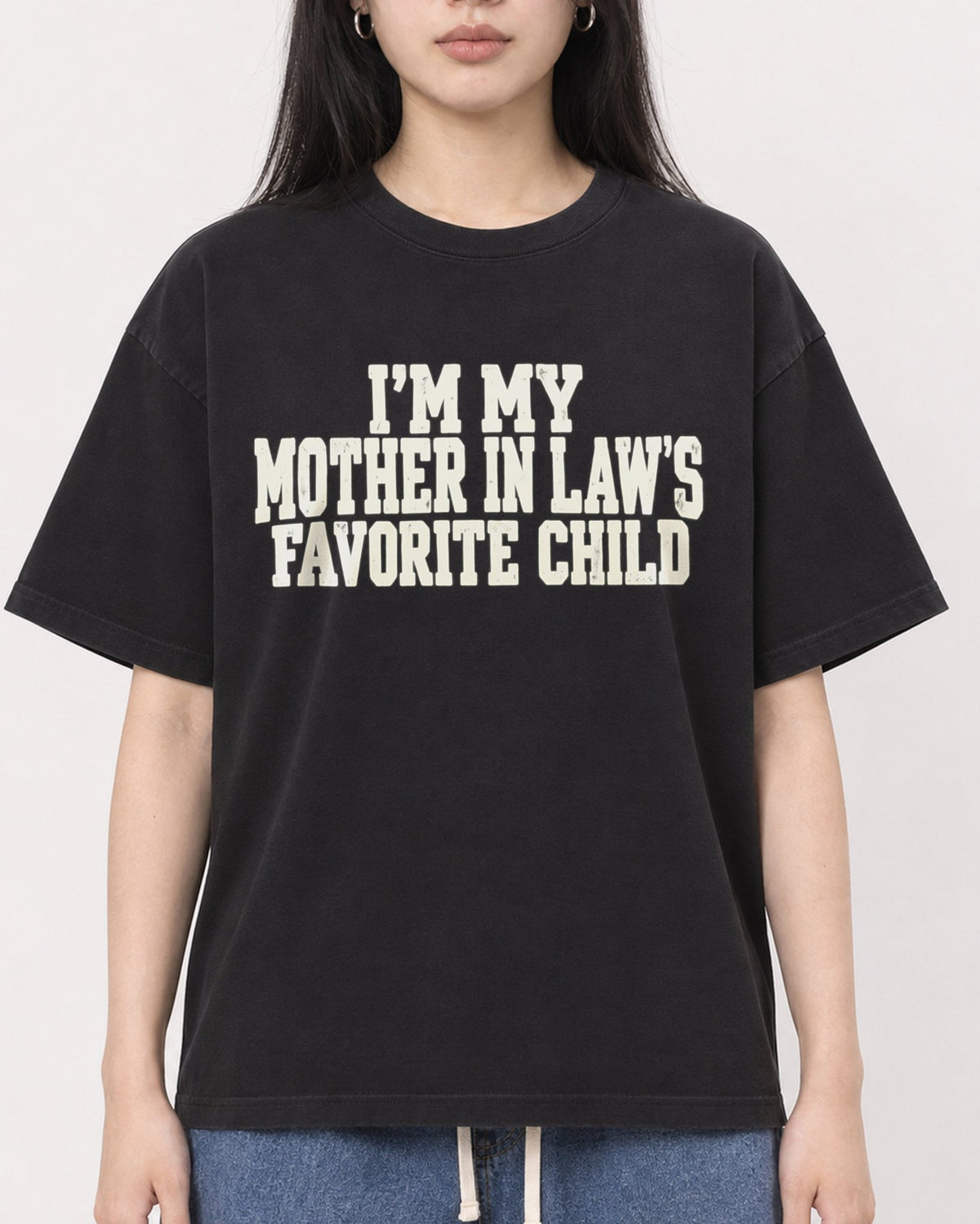 Mockup Boxy Heavyweight Tee Black female close-up 01