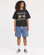 Mockup Boxy Heavyweight Tee Black female full-body 05