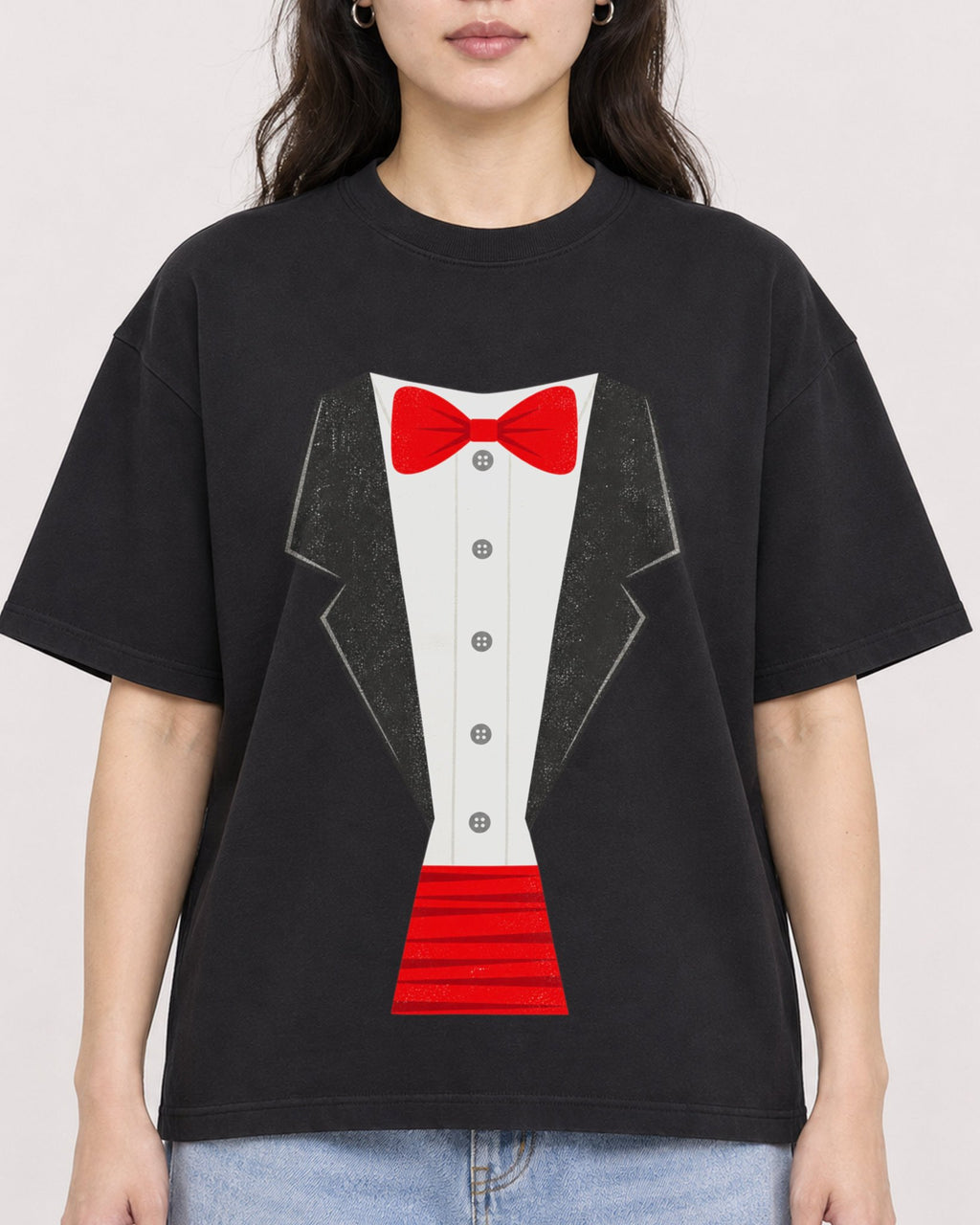 Mockup Boxy Heavyweight Tee Black female close-up 03