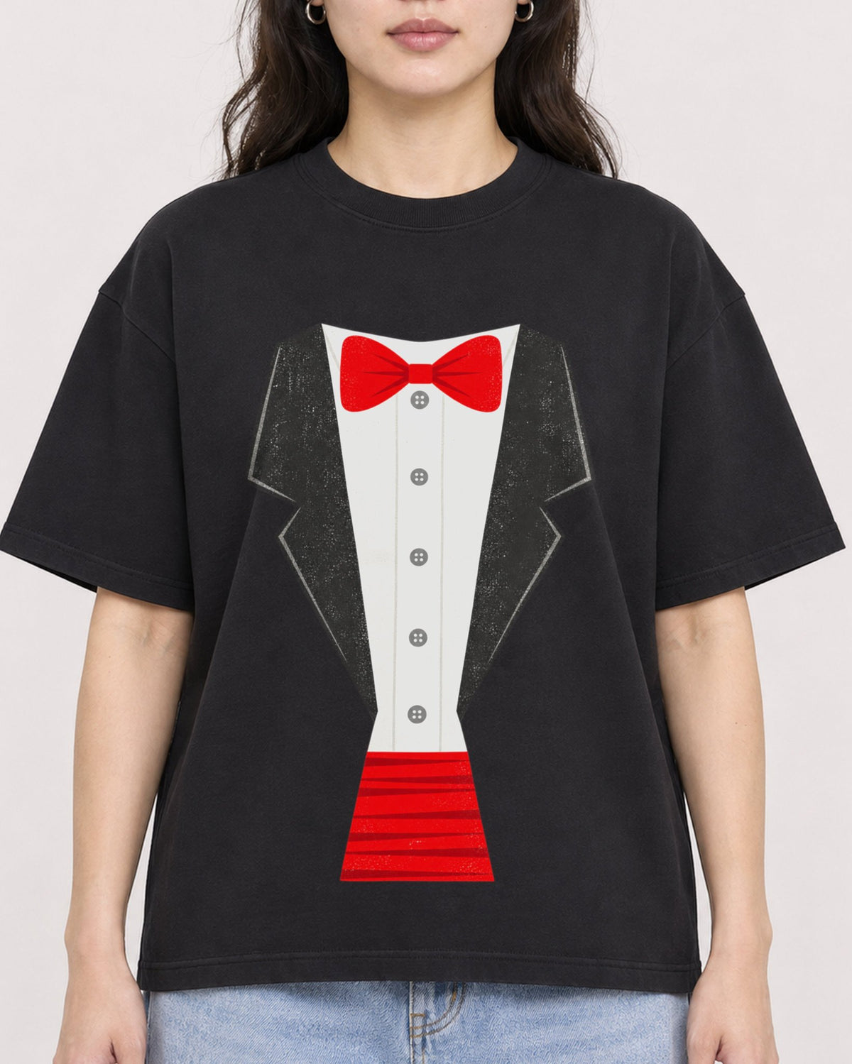 Mockup Boxy Heavyweight Tee Black female close-up 03