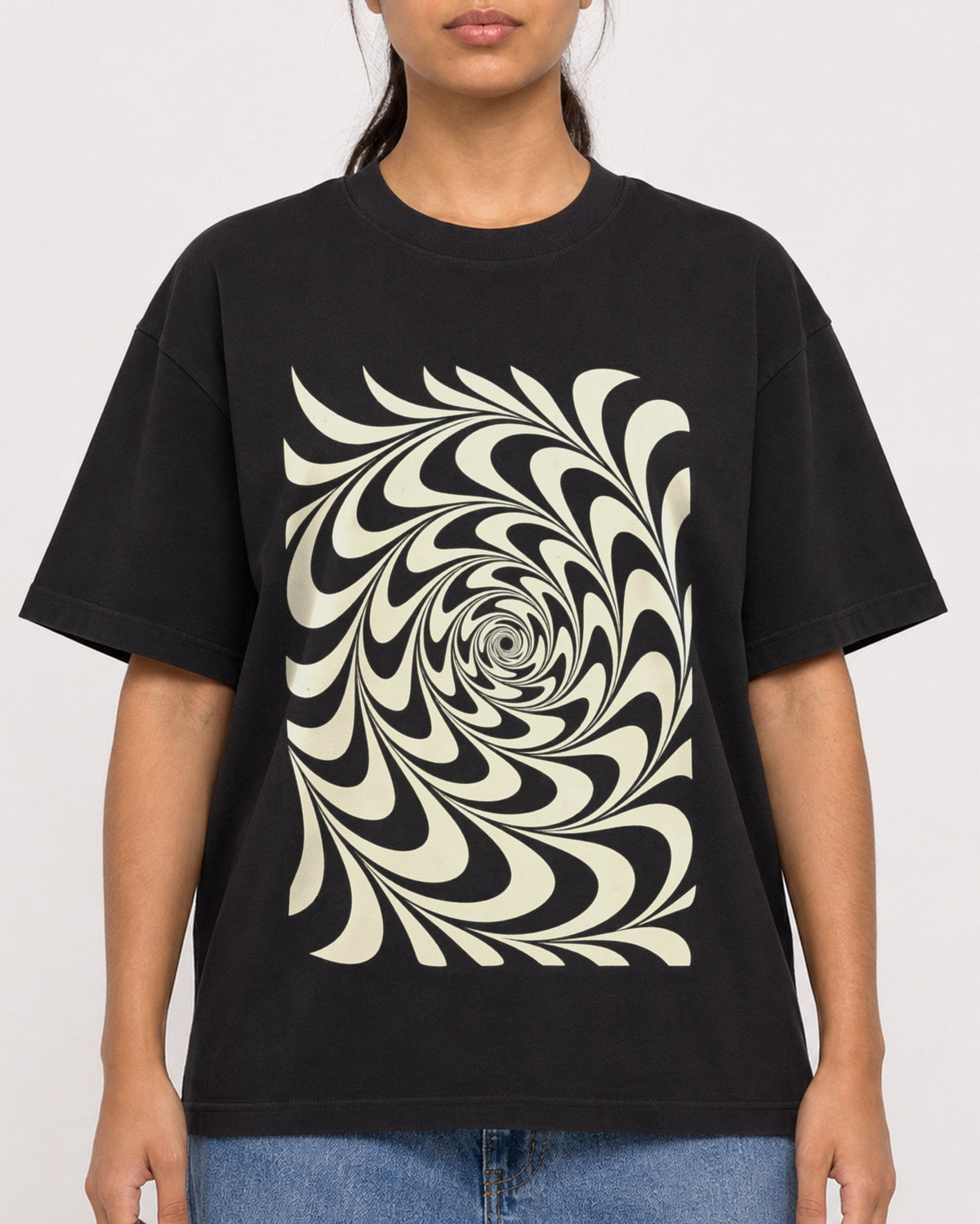 Mockup Boxy Heavyweight Tee Black female close-up 16