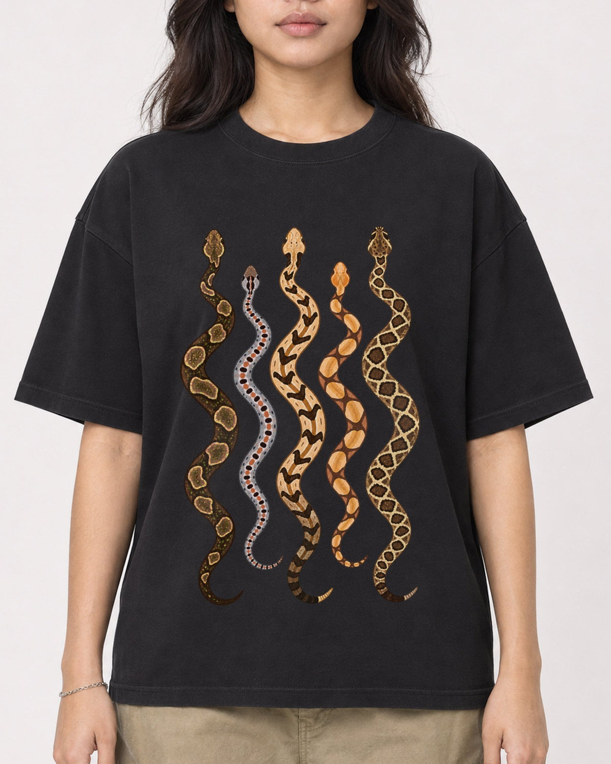 Mockup Boxy Heavyweight Tee Black female close-up 02