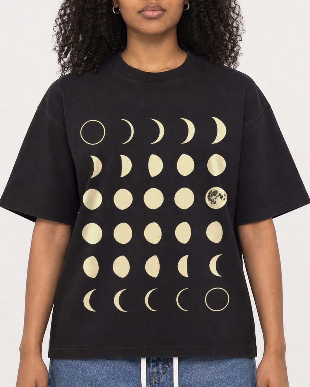 Mockup Boxy Heavyweight Tee Black female close-up 05