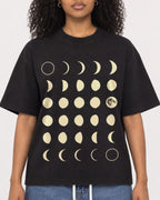 Mockup Boxy Heavyweight Tee Black female close-up 05
