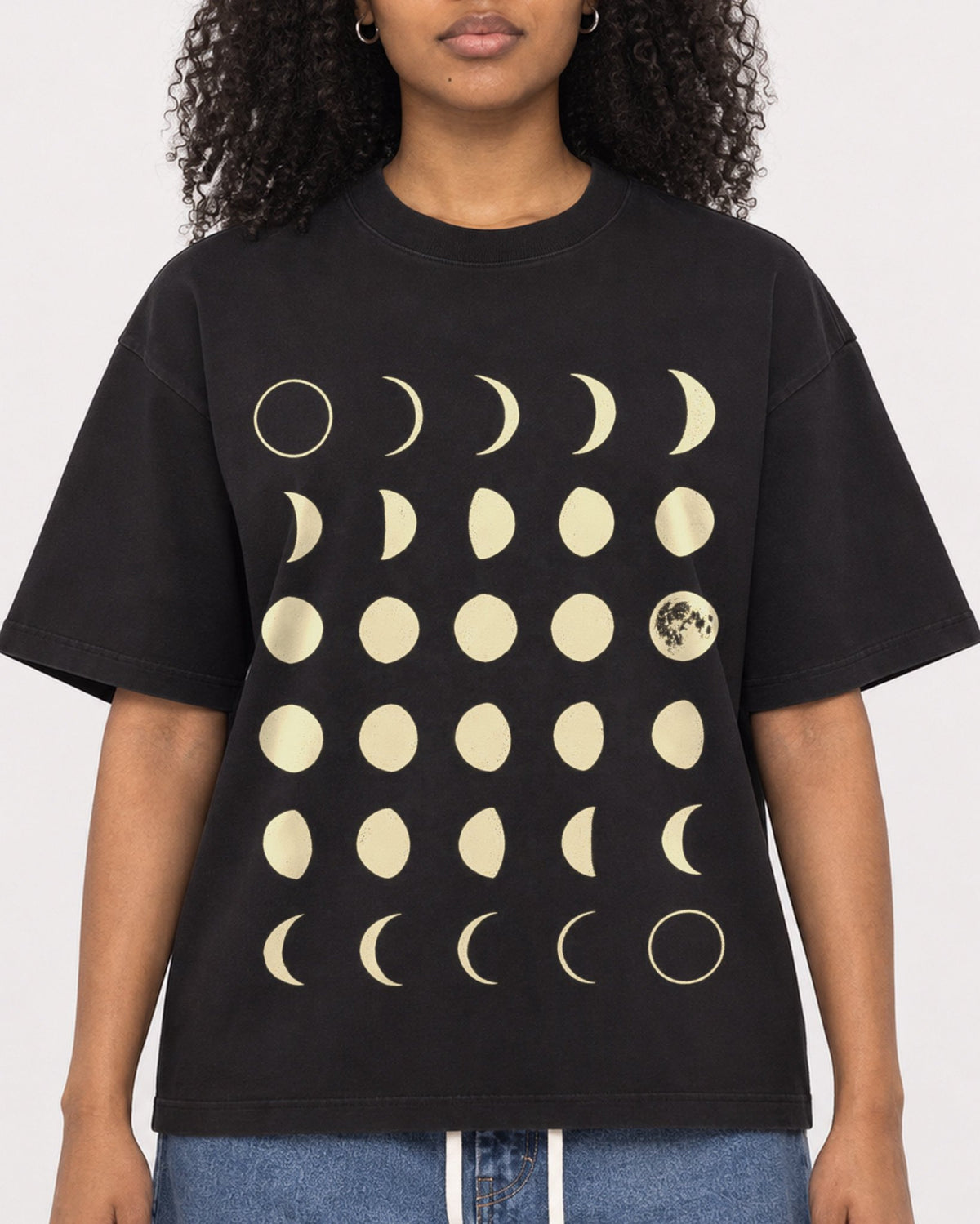 Mockup Boxy Heavyweight Tee Black female close-up 05