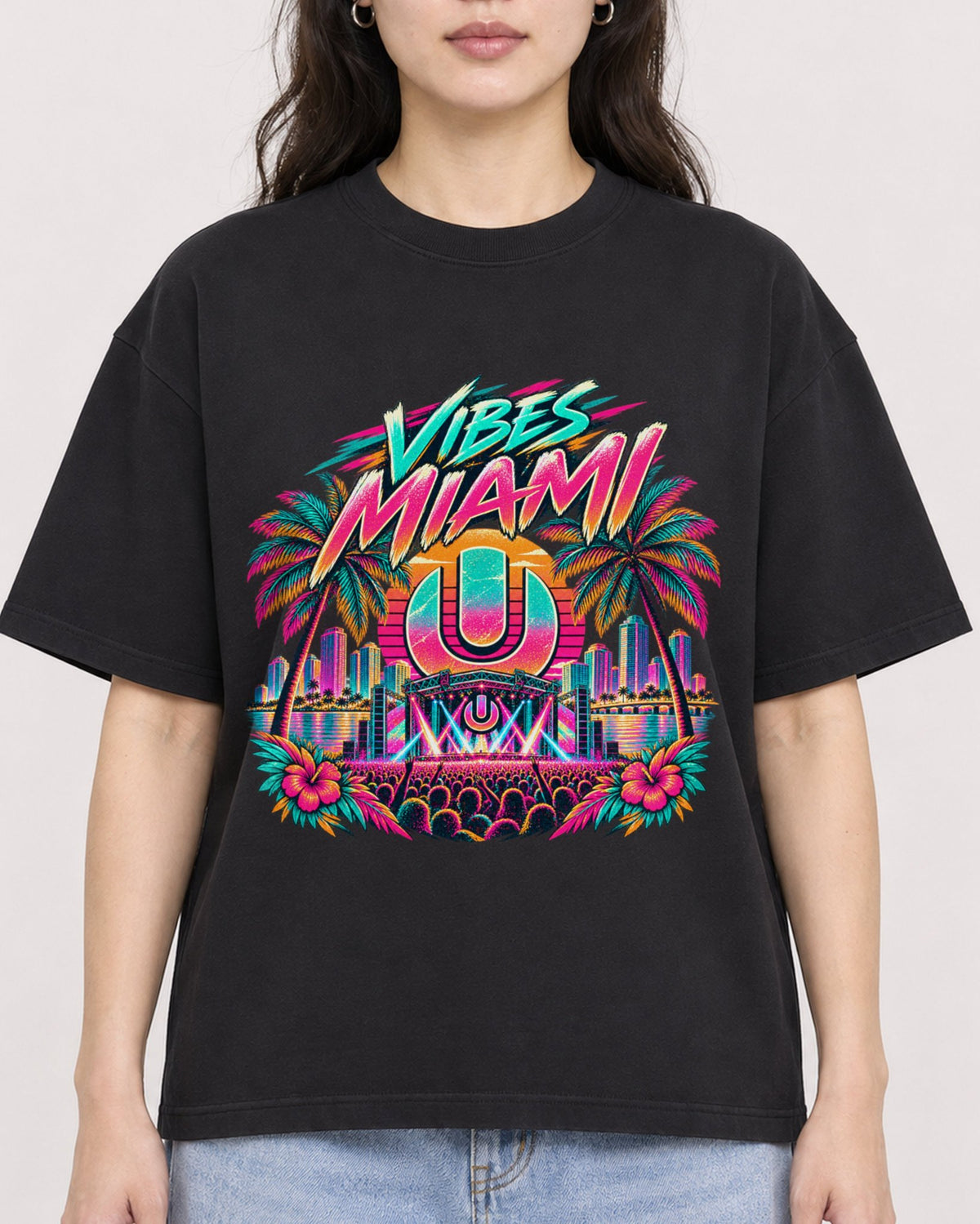Mockup Boxy Heavyweight Tee Black female close-up 03