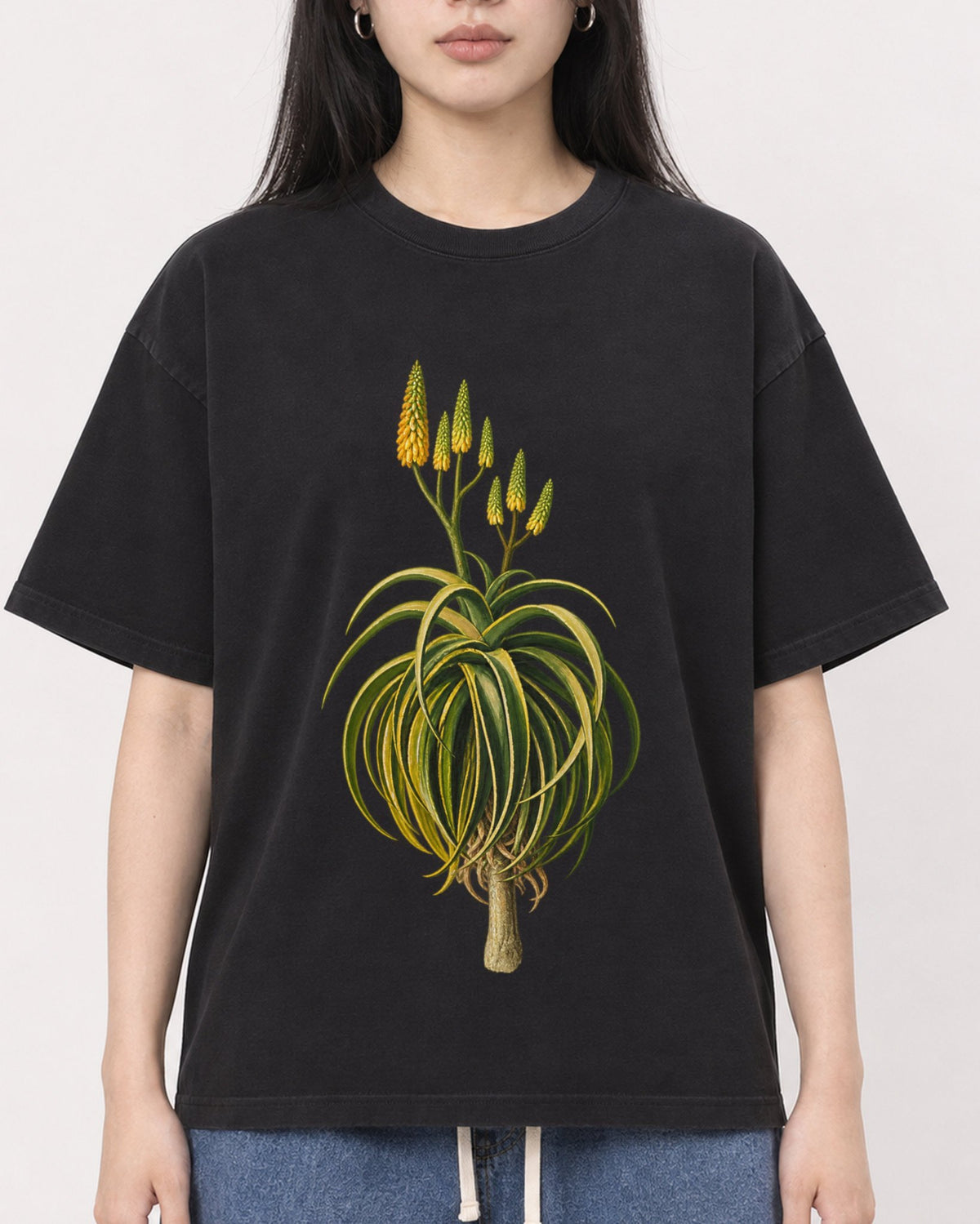 Mockup Boxy Heavyweight Tee Black female close-up 01