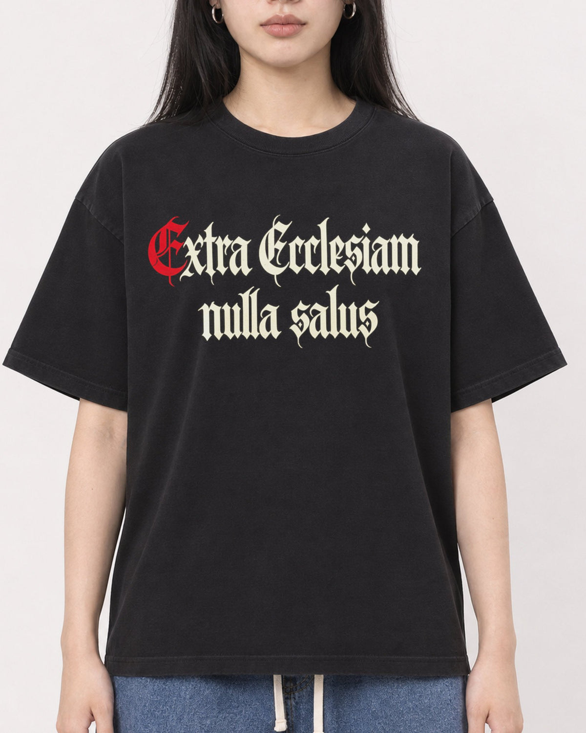 Mockup Boxy Heavyweight Tee Black female close-up 01