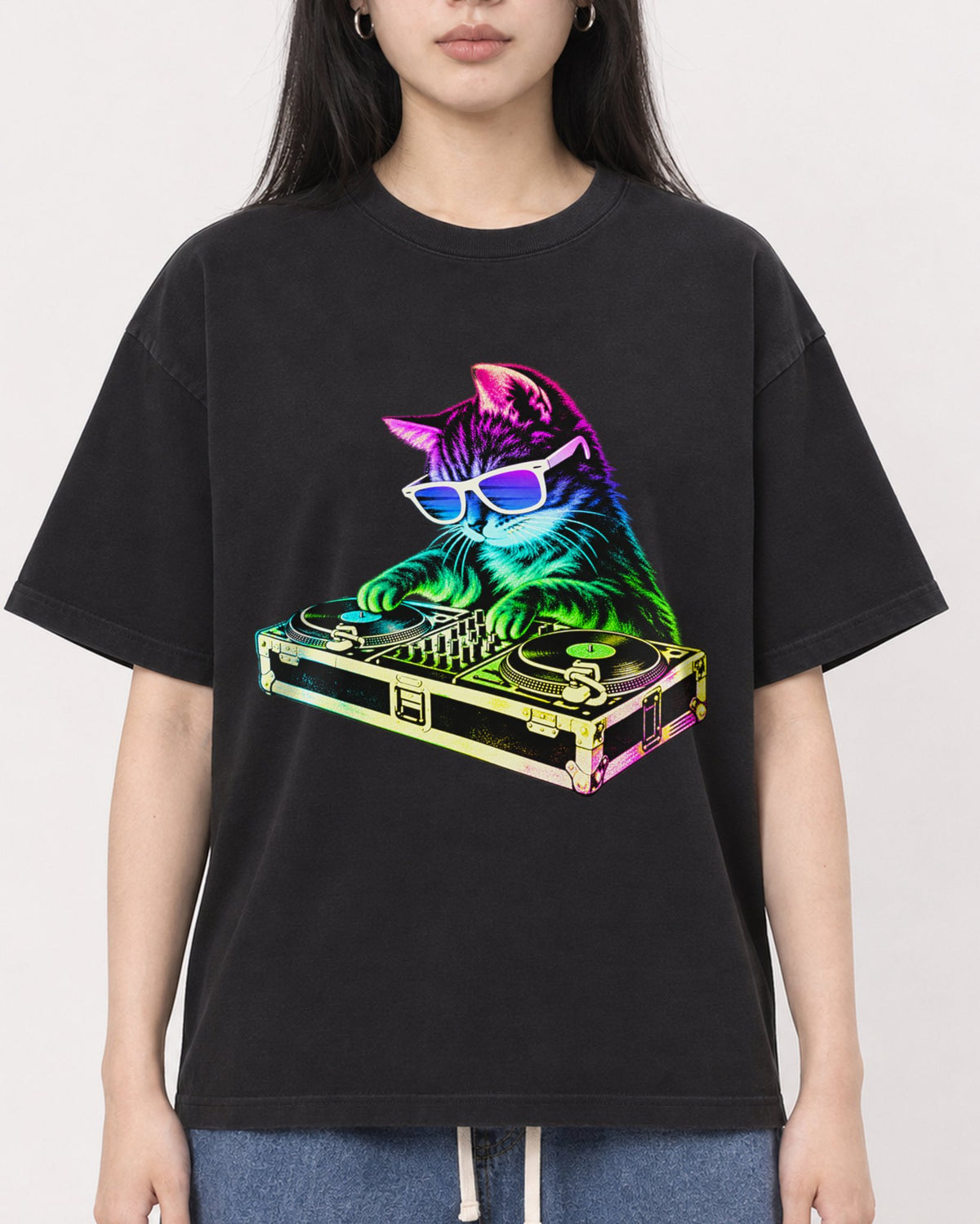 Mockup Boxy Heavyweight Tee Black female close-up 01
