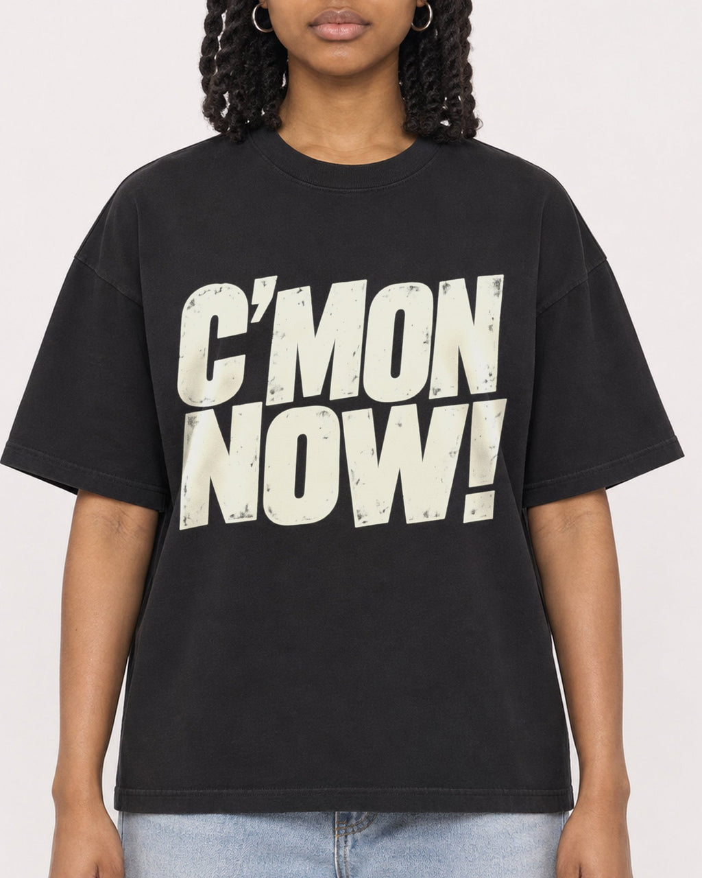 Mockup Boxy Heavyweight Tee Black female close-up 15