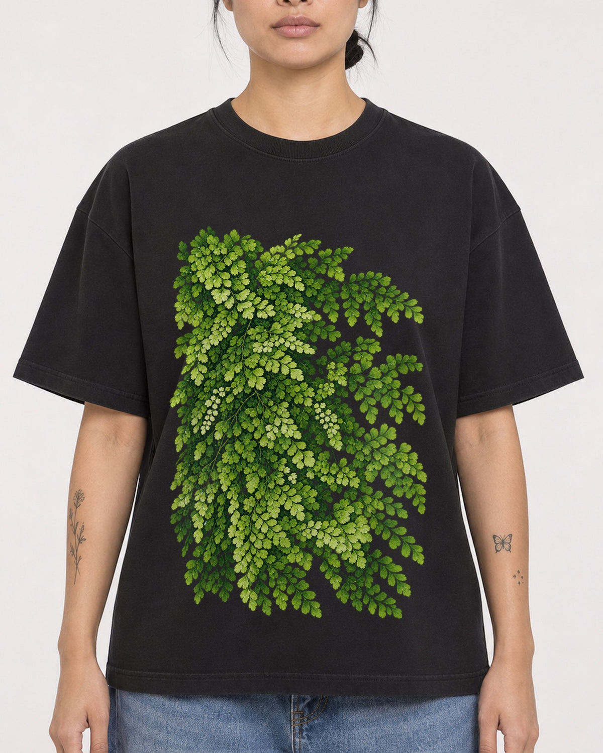 Mockup Boxy Heavyweight Tee Black female close-up 12