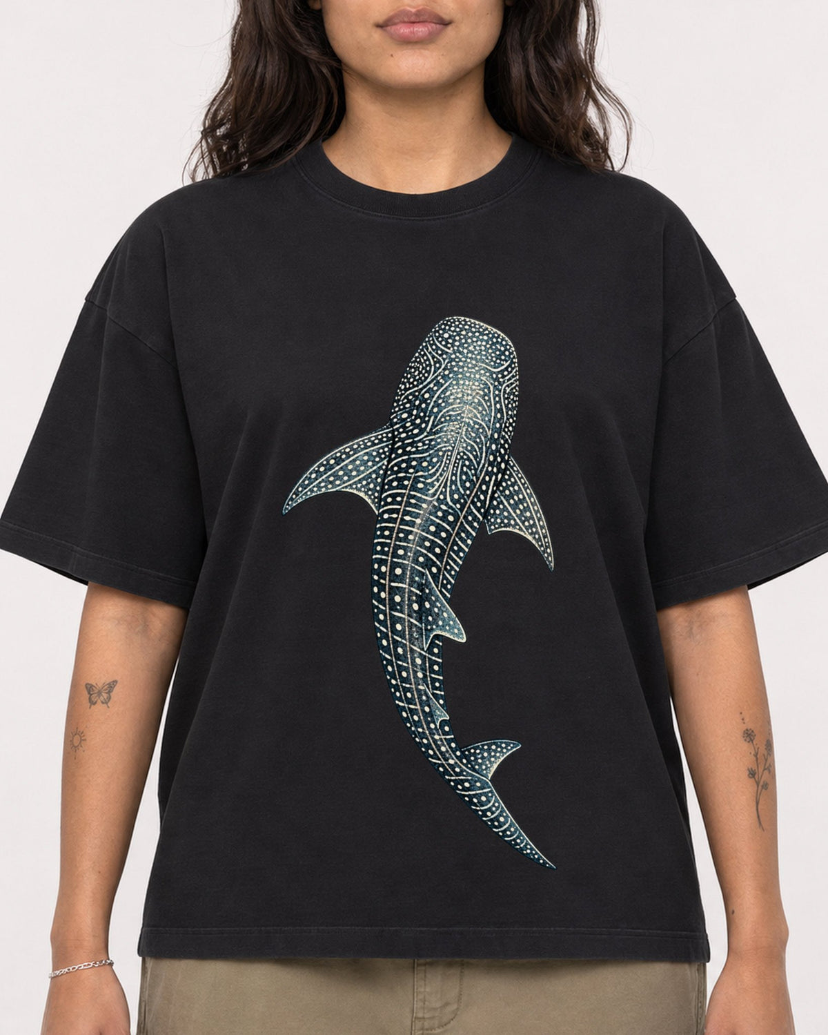 Mockup Boxy Heavyweight Tee Black female close-up 06
