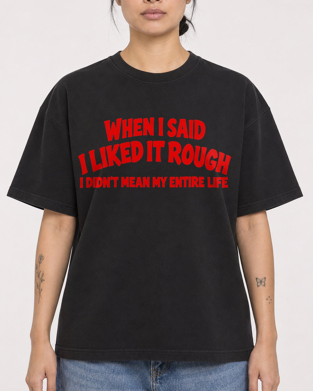 Mockup Boxy Heavyweight Tee Black female close-up 12