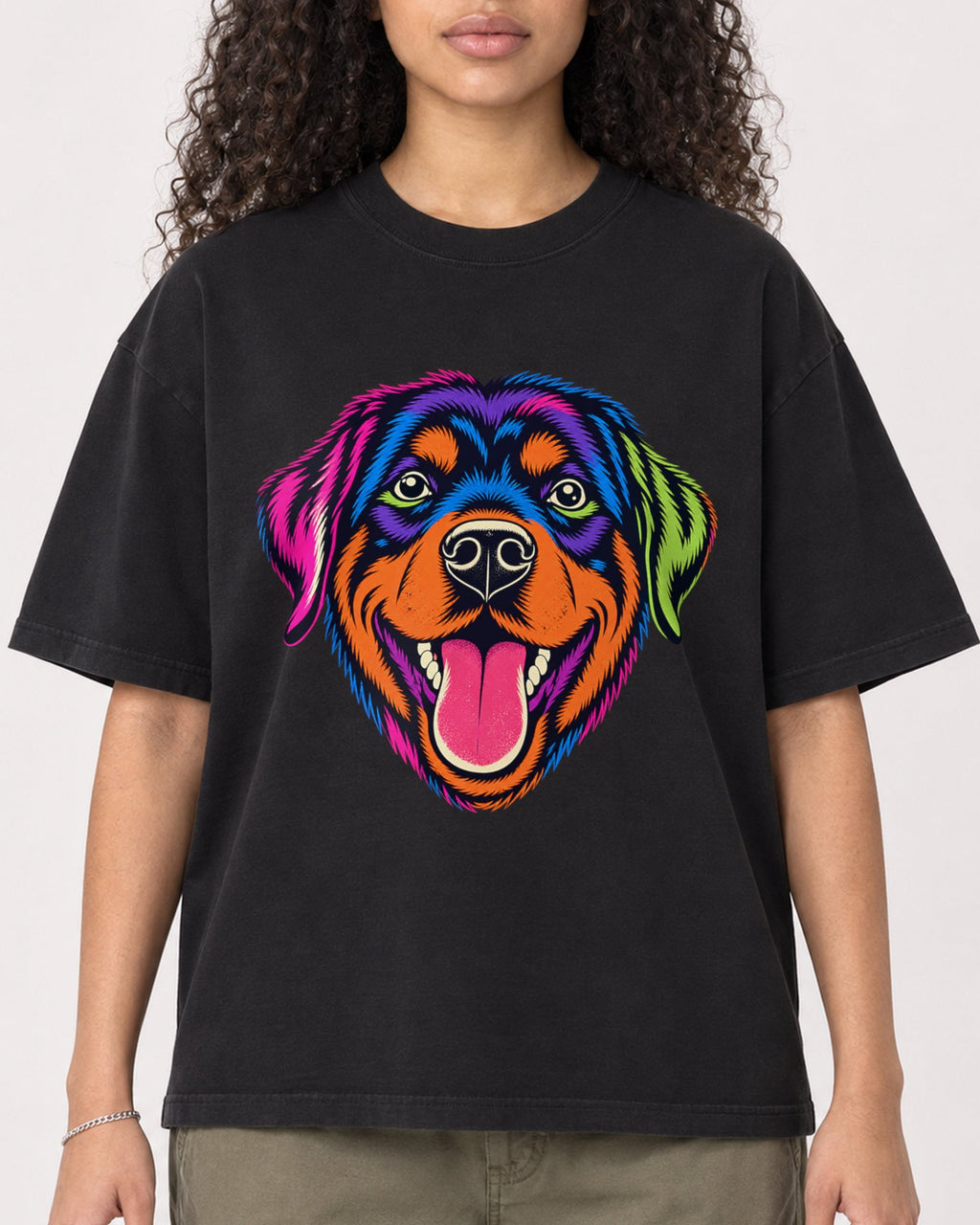Mockup Boxy Heavyweight Tee Black female close-up 10