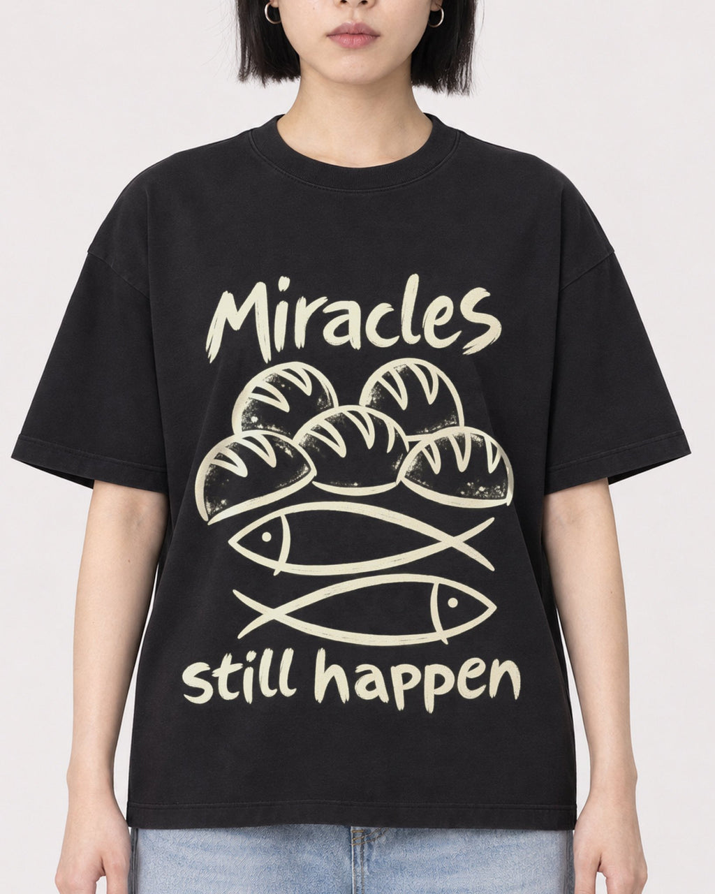 Mockup Boxy Heavyweight Tee Black female close-up 11