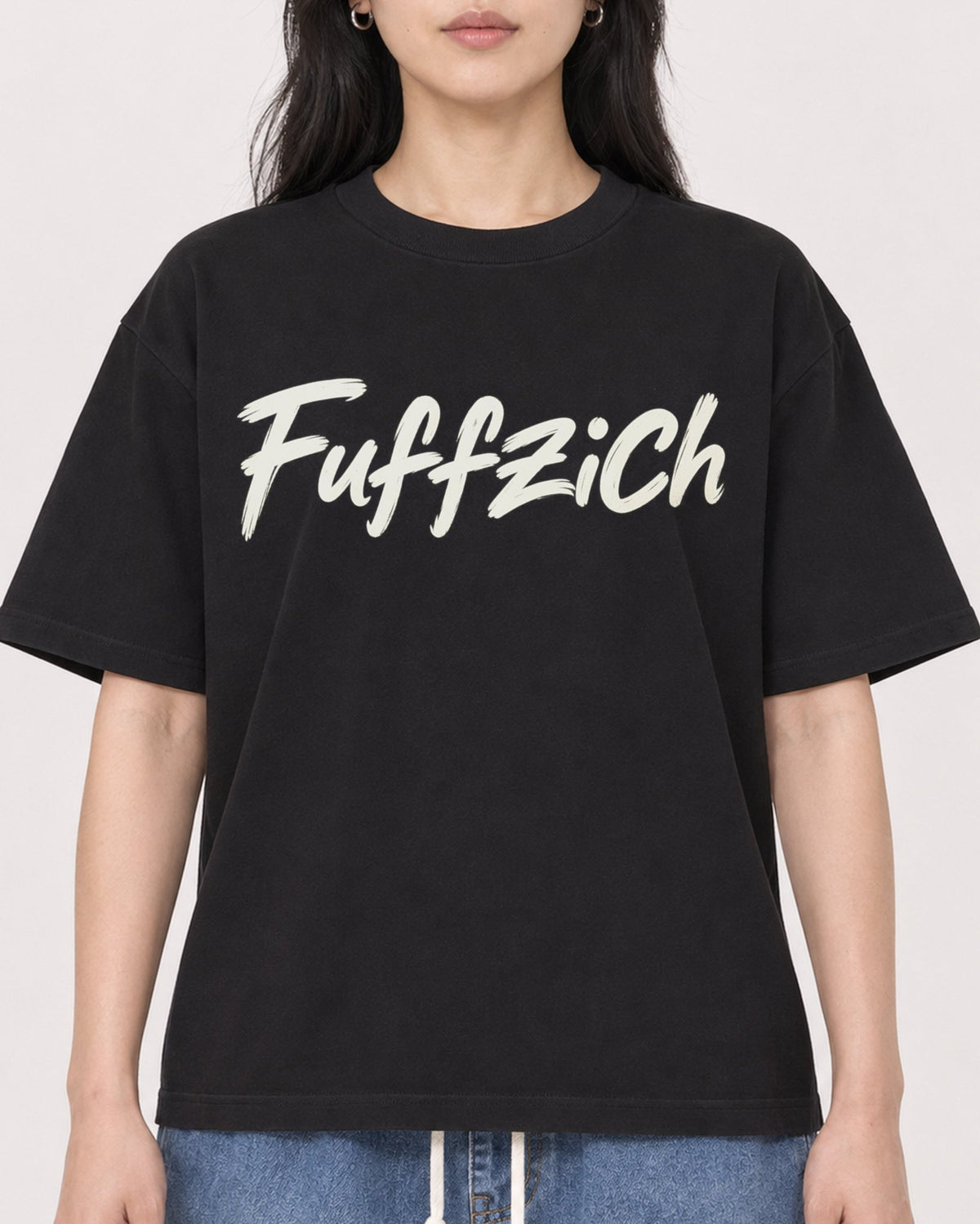 Mockup Boxy Heavyweight Tee Black female close-up 13