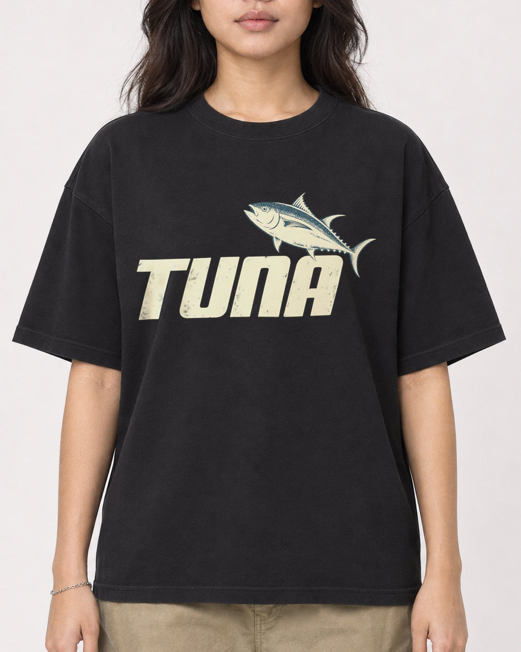 Mockup Boxy Heavyweight Tee Black female close-up 02