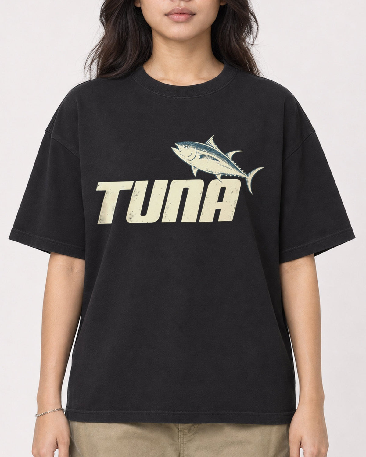 Mockup Boxy Heavyweight Tee Black female close-up 02