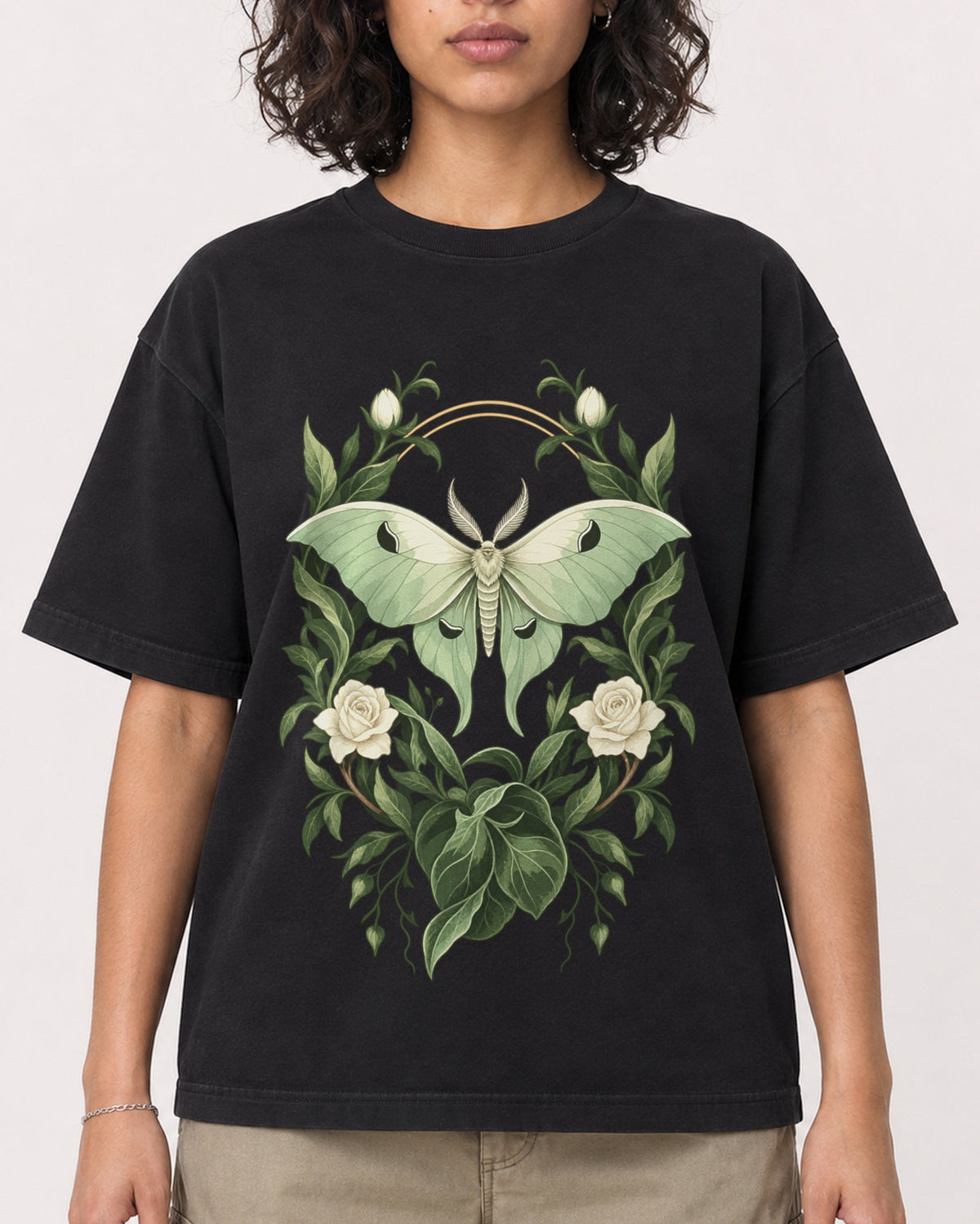 Mockup Boxy Heavyweight Tee Black female close-up 26