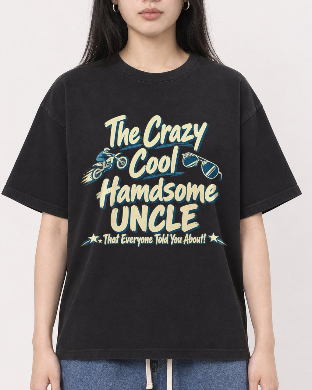Mockup Boxy Heavyweight Tee Black female close-up 01