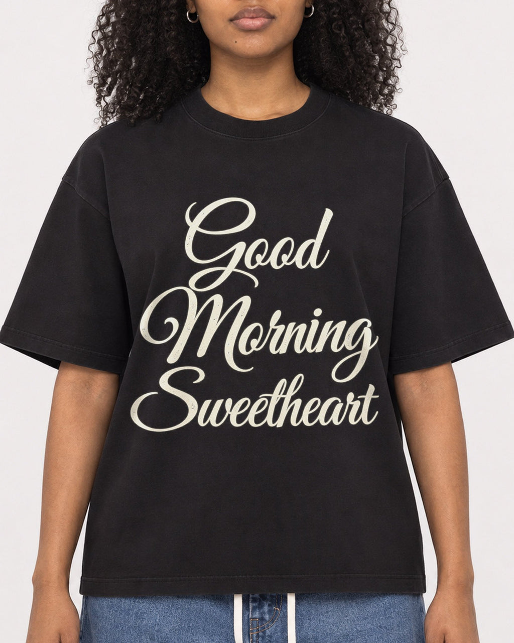 Mockup Boxy Heavyweight Tee Black female close-up 05