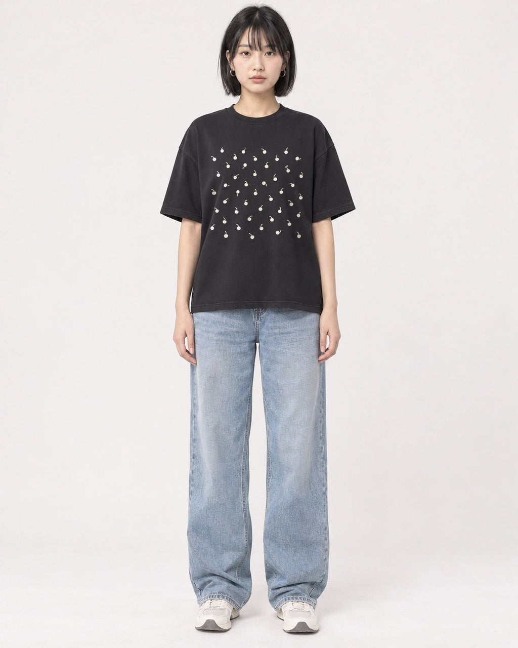 Mockup Boxy Heavyweight Tee Black female full-body 11