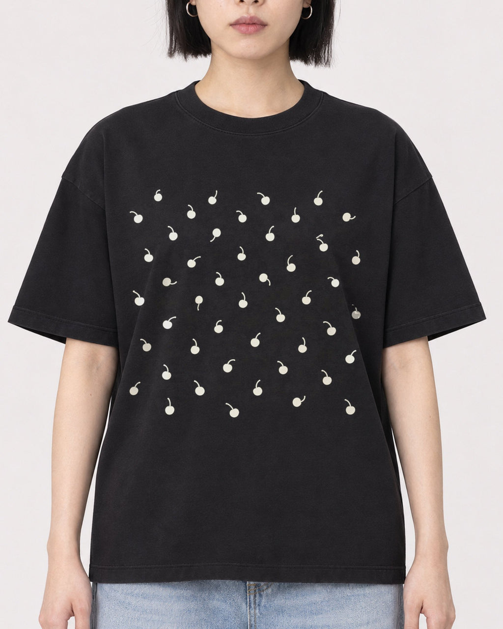 Mockup Boxy Heavyweight Tee Black female close-up 11