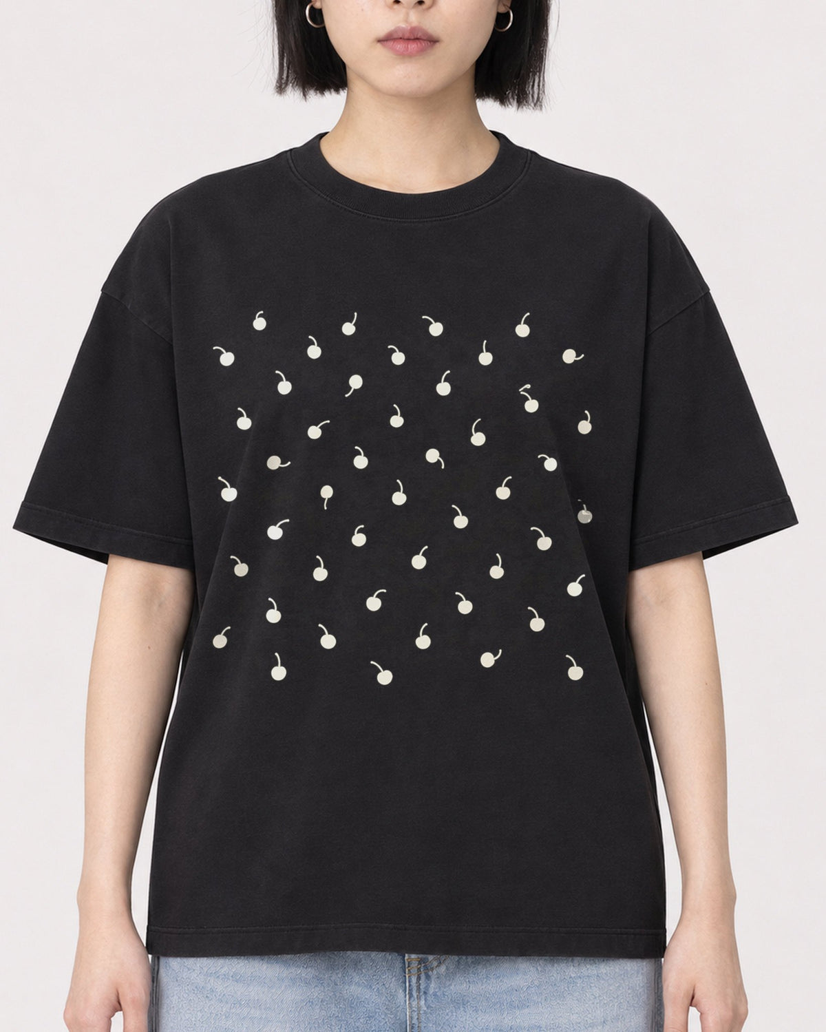 Mockup Boxy Heavyweight Tee Black female close-up 11