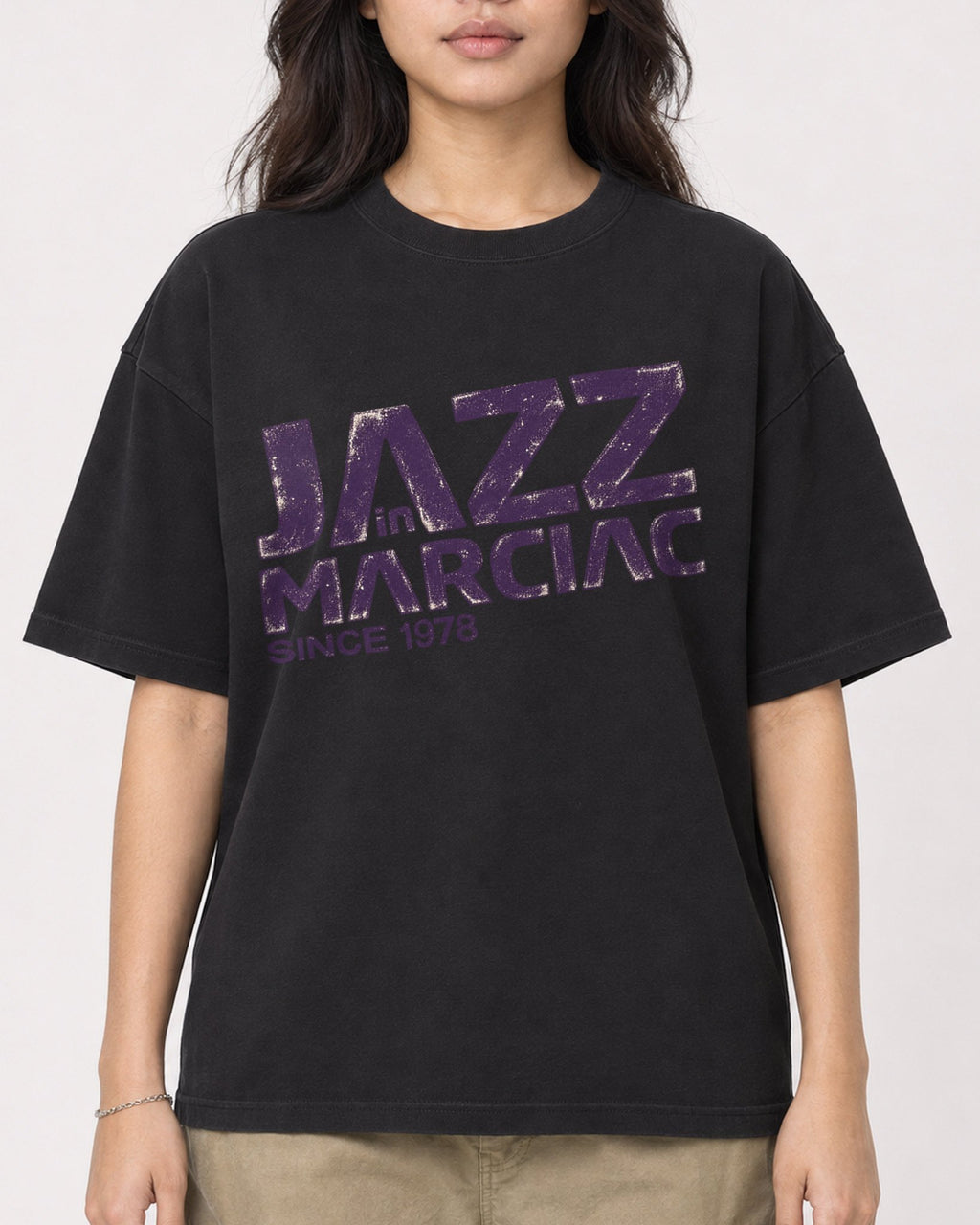 Mockup Boxy Heavyweight Tee Black female close-up 02